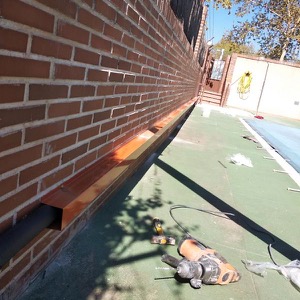 Instalación de tubería de Agua Fría sanitaria en piscina recubierta con canaleta de aluminio