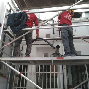 Instalación de agua fría sanitaria en Madrid por fachada mediante andamios