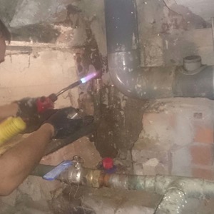 Sustitución de tubería ascendente y bajante conexionado en sótano de difícil acceso en Madrid
