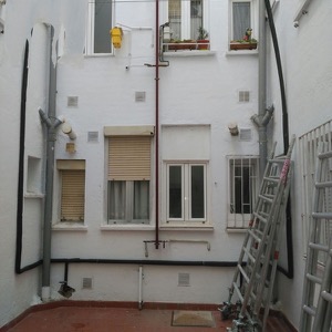 Instalación de agua fría sanitaria en Madrid por fachada mediante andamios