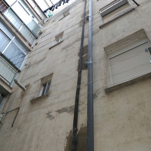 Instalación exterior de tuberías ascendente y bajante en Madrid
