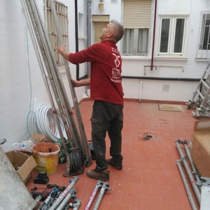 Instalación de agua fría sanitaria en Madrid por fachada mediante andamios