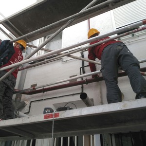 Instalación de agua fría sanitaria en Madrid por fachada mediante andamios