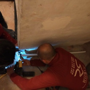 Instalación de red de agua fría sanitaria en edificio de vivienda en Móstoles