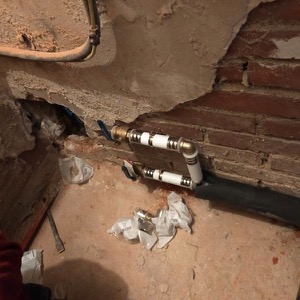 Instalación de red de agua fría sanitaria en edificio de vivienda en Móstoles
