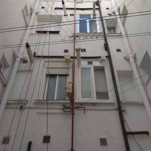 Red de distribución de Agua Fría instalada por exterior de edificio mediante descuelgues en Alcorcón
