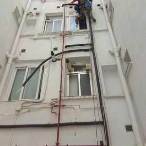 Red de distribución de Agua Fría instalada por exterior de edificio mediante descuelgues en Alcorcón