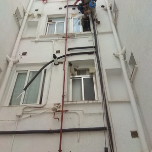 Red de distribución de Agua Fría instalada por exterior de edificio mediante descuelgues en Alcorcón