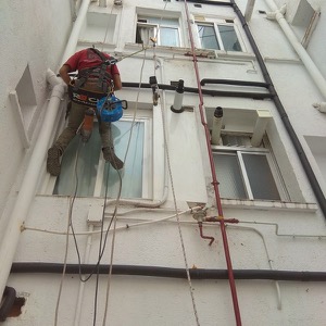 Red de distribución de Agua Fría instalada por exterior de edificio mediante descuelgues en Alcorcón