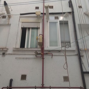 Red de distribución de Agua Fría instalada por exterior de edificio mediante descuelgues en Alcorcón