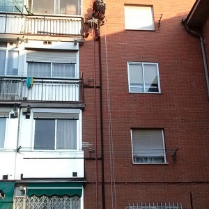 Instalación de Agua Fría Sanitaria en Madrid por fachada mediante descuelgues