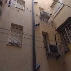 Instalación de tubería bajante por exterior de patio interior en Madrid