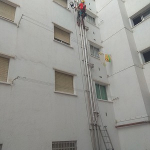 Realización de avería en tubería vertical, mediante descuelgues en Madrid