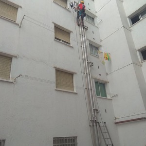 Realización de avería en tubería vertical, mediante descuelgues en Madrid